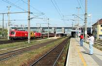 Eisenbahnfotografen bei der Aus�bung ihres Hobbys. Der durchfahrende G�terzug mit der eingebundenen DB 146 ist auf dem Foto von Thomas Aichhorn nat�rlich besser zu sehen! Aufgenommen am 21. April 2007
