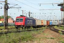Durchfahrt der SBB Cargo 482 043 mit ihrem Containerzug im Bahnhof Wels am 21. April 2007.