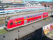 Ex DR Steuerwagen am S-Bahn-Bahnhof Warschauer Stra�e.Im Hintergrund eine Talgo Garnitur und mehrere Nachtzugwagen.9.April.