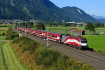 Im Inntal wird der Gleiswechselbetrieb rege genutzt und so kam am 12. September 2015 der RJ 862 nach Bregenz auf dem linken Gleis am Fotostandort in Langkampfen vorbeigefahren, um die vorausfahrende S-Bahn zu überholen. Die 1116.249 fährt aktuell gedreht, was sich optisch aber gar nicht mal so negativ auswirkt und zu dokumentarischen Zwecken gerne aufgenommen wird.