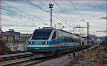 SŽ 310-006 fährt durch Maribor-Tabor Richtung Ljubljana. /4.1.2017