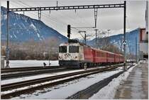 RE1744 mit Ge 4/4 II 633  Zuoz  in Untervaz-Trimmis. (30.01.207)