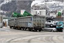 Normalspurige offene Wagen für Schrott auf dem Dreischienengleis bei A&M Recycling in Untervaz-Trimmis. (30.01.2017)