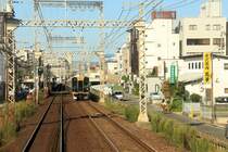 Hanshin Konzern / Kintetsu Konzern: Auf der Kintetsu-Strecke in der Stadt Nara. Zug 1211 (Baujahr 2007) des Hanshin-Konzerns aus Kôbe via Ôsaka. 7.Oktober 2016.  