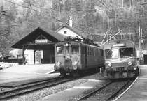 EBT/SMB: Eine der letzten Zugskreuzungen zwischen einem BDe 2/4 und einem RBDe 4/4 I Pendelzug im Dezember 1985. Links im Bilde erkennbar ist die SMB Denkmallok Ec 4/5 11 die im Jahre 1992 in der Werkstätte Oberburg wieder rollfähig hergerichtet wurde.
Foto: Walter Ruetsch