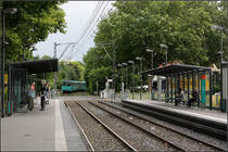 Die Ur-Stadtbahn -

Die sogenannte Frankfurter U-Bahn ist die eigentlich erste moderne Stadtbahn der Welt. Die erste Strecke von der Innenstadt bis zur Nordweststadt ging 1968 in Betrieb, damals noch im Mischbetrieb mit Straßenbahnen. 1972 wurde die Überlandstrecke nach Bad Homburg-Gonzenheim auf Stadtbahnbetrieb umgestellt, an der die im Bild gezeigte Station Kalbach liegt. Die vorher weiterführende Strecke bis Bad Homburg wurde stillgelegt, da hier ein oberirdischer Stadtbahnbetrieb kaum möglich war und ein Tunnel zu teuer. Aktuell gibt es Pläne diese Linie bis zum Bahnhof Bad Homburg zu verlängern, auch dafür ist ein kurzer Tunnel nötig.

Ursprünglich hatten die Stationen der A-Linien nur halbhohe oder niedrige Bahnsteige. Inzwischen sind sie aber durchgehend auf Hochbahnsteige umgebaut. Die neuere Gestaltung wie hier in Kalbach ist durchaus ansprechend.

12.07.2012 (M)