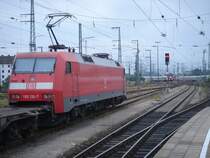 Die Br.152 132-7 wartete am 25.04.06 auf das gr�ne Ausfhartsignal, w�hren im Hintergrund ein ICE1 sowie ein IC ausfahrt erhielten, au�erdem Ragierte noch eine Diesellok der Br.203.
