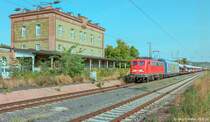 140 611 kam am 26.9.03 mit ihrem Güterzug nach Norden am imosanten Empfangsgebäude von Würzburg-Heidingsfeld Ost vorbei. 