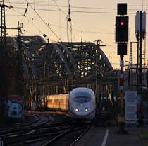 Der letzte Abend im November. An diesem haben Tz 327  Siegen  und Tz 303  Dortmund  als ICE 611 (Dortmund Hbf - München Hbf) gerade den Rhein überquert und durchfahren jetzt den Bahnhof Köln Messe/Deutz.

Köln Messe/Deutz, 30. November 2016