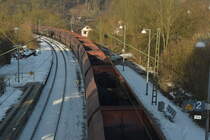 Einen von der MRCE 185 554 gezogen Kohlewagenleerzug mal von oben betrachtet,
interssant ist das in den Wagen noch Restkohle zu erkennen ist. 21.1.2017