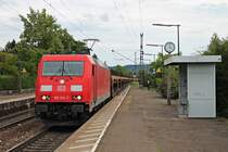 Mit einem leeren Autozug nach Lahr (Schwarzw.) fuhr am 04.08.2015 die Mannheimer 185 314-2 als Falschfahrt durch den Haltinger Bahnhof in Richtung Katzenbergtunnel/Freiburg.