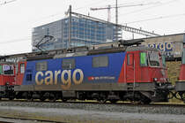 Re 420 160-4 wartet beim Güterbahnhof Muttenz auf den nächsten Einsatz. Die Aufnahme stammt vom 30.01.2017.