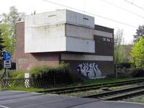 Auch das damals erst ca. 30 Jahre alte Dr S-Stw (Krefeld-)Forsthaus wurde am 04.02.2001 ein  ESTW-Opfer . Es wurde um 1970 gebaut, nachdem der Vorg�nger bei einem schweren Ungl�ck, das sich an dem B� ereignete, zerst�rt worden war.