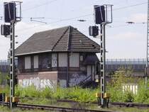 Bild mit Symbolcharakter: Eingerahmt von den beiden Ks-Vorsignalen hat das Stellwerk Krefeld-Linn ausgedient - so, wie 11 weitere alleine in Krefeld, die am 04.02.2001 durch das ESTW Krefeld ersetzt wurden. Dieses wiederum wird nun von Duisburg aus ferngesteuert ...