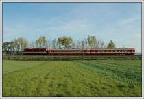 Der EZ 6995  Wachau  nach Wien S�dbahnhof ist durch den Sonnenstand auf der unteren Franz.Josefs Bahn nur von der Seite fotografierbar. Die Aufnahme entstand zwischen Langenlebarn und Muckendorf am 16.4.2007
