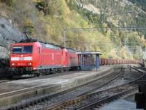 Die BR 185 105-4 und 185 137-7 warten mit einem Ganzzug in Hohtenn auf die Weiterfahrt.24.10.2006