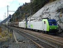 Die Re 485 012 und noch eine Re 485 fahren mit ihrem G�terzug durch den Bahnhof von Hohtenn. 24.10.2006