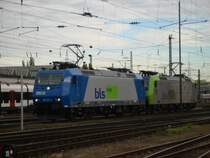 BR 185 535-2 und Re 485 009-5 am 25.10.2006 als Lokzug bei Basel Bad Bhf