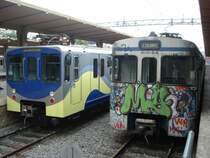 Hier stehen zwei Z�ge im Bahnhof Roma Piramide/Ostiense zur abfahrt bereit nach C. Colombo. Leider sind in Rom viele Z�ge von vorn bis hinten zu gespr�ht wie der rechte Zug. Also nichts mit  Bella Italia .