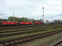 Am 19.04.07 stand die frisch lackierte 145 065  mit ihrem G�terzug nach Poppendorf in der Ausfahrtgruppe in Rostock-�berseehafen, w�hrend 232 146 mit einem leeren Milit�rtransportzug einf�hrt und sich 290 561 an das Zugende eines anderen G�terzuges gesetzt hat.