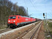 189 057 und 189 035 fahren mit einem beachtlichen G�terzug in den Bahnhof Martensdorf bei Stralsund ein. (15.04.07)