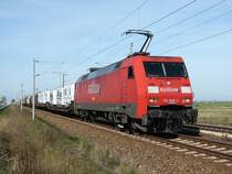 152 049 f�hrt am 15.04.07 in den Ausweich Stralsund-Langendorf ein. Im Schlepp hat sie mal wieder einige neue Wohnwagen f�r Schweden.