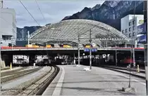 Gemeinsamer SBB/RhB Bahnsteig mit Tivolibrücke und Postautodeck in Chur. (04.02.2017)