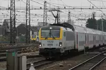 Am 19.08.2016 erreicht ein Siemens ES2007 der SNCB mit einem aus M6-Wagen gebildeten IC den Bahnhof Brüssel Midi.
