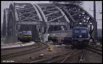 Die belgische 1605 verläßt mit dem EC nach Oostende am 26.4.1990 um 14.58 Uhr gleichzeitig mit der 110147 die Hohenzollernbrücke. Beide fahren zeitgleich in den HBF Köln ein.
