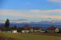 Blick auf die Station Apples der MBC (Transports de la région Morges-Bière-Cossonay), ehemals BAM. Zug mit Triebwagen 31 wartet auf die Weiterfahrt hinauf nach Bière. 3.Februar 2017. 