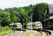 2x VT 261 IM BAHNHOF HACHENBURG/Ww.
Am 20.8.2016 warten 2 Triebwagenzüge VT 261.2 der HLB im Bahnhof Hachenburg auf
ihre nächsten Einsätze....