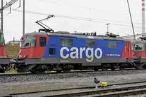 Re 420 165-3 wartet beim Güterbahnhof Muttenz auf den nächsten Einsatz. Die Aufnahme stammt vom 06.02.2017.