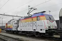 Lok 185 589-9, mit einer Werbung für die 500 Jahre Reformation von Martin Luther, durchfährt den Güterbahnhof Muttenz. Die Aufnahme stammt vom 06.02.2017.