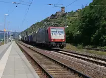 185 590-7 der Crossrail mit Containerzug in Fahrtrichtung Rüdesheim. Aufgenommen am 16.07.2015 in Kaub am Rhein.