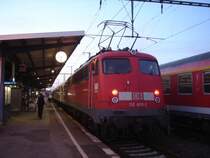Die Br.110, die leider auch bald Geschichte im Bahnhof Aalen sein soll, stand am 21.04.07 im Aalenner Bahnhof und fuhr dan zur�ck nach Donauw�rth Hbf. Ab 2009, solle die Baureihen.110 ganz von den  Lirex - Triebz�ge angel�st werden. Die Br.110 f�hrt also noch ein paar Jahre zwischen Aalen und Donauw�rth, bis die neuen triebz�ge kommen. Hier steht die Br.110 408-2 in Aalen Hbf aufgenommen am 21.04.07.