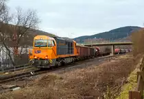 
Die Lok 43 der KSW Kreisbahn Siegen-Wittgenstein (92 80 1273 018-2 D-KSW), eine Vossloh MaK G 2000 BB fährt am 06.02.2017 mit einem lagen Übergabegüterzug von Herdorf in Richtung Betzdorf los.
