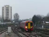 Der Gatwick-Express wird mittlerweile mit Elektrotriebz�gen der Class 387 betrieben. Zwischen London und Gatwick verkehrt er im 15-Minuten-Takt, weitere Z�ge nach Brighton verkehren im 30-Minuten-Takt. Im Gegensatz zu anderen auf der Strecke verkehrenden Z�gen h�lt dieser nicht an kleineren Bahnh�fen, die Tickets sind i.d.R. teurer. East Croydon, 31.1.2017