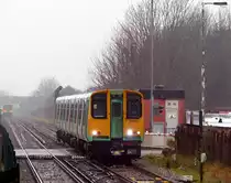 Immer an der K�ste entlang, aber ohne Meerblick verl�uft die Strecke zwischen Brighton und Littlehampton. Im kleinen �rtchen Worthing begegnete mir 313205 der Southern Railway auf der Fahrt in Richtung Brighton. 1.2.2017