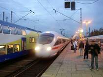 Ein ICE-T f�hrt bei Abend D�mmerung in Hamburg-Altona ein