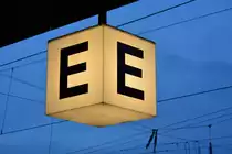 Sie werden immer seltener und sind nur noch in wenigen Bahnhöfen zufinden. Die großen weißen Würfel für die Bahnsteig Abschnitte fallen Bahnhofsumbauten immer weiter zum Opfer. Umso mehr freute ich mich das ich in Würzburg die Würfel noch finden konnte nachdem sie in Dortmund schon vor wenigen Monaten entfernt wurden.

Würzburg 04.02.2017