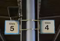 Noch aus den guten alten Bundesbahnzeiten stammen diese beiden Schilder. 

Würzburg 04.02.2017