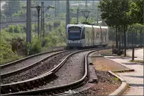 Rampe zur Bahnbrücke -

Ein Zug der Saarbahn befährt die Rampenstrecke parallel zur Bahnstrecke Saarbrücken-Trier um diese dann auf einem Brückenbauwerk zu überqueren. Links neben der Stadtbahn sieht man zwei Gleise. Diese gehören zur Verbindungstrecke der Saarbahn zur Hauptbahn. Im dortigen Bereich befindet sich wohl auch die Systemwechselstelle.

28.05.2011 (M)
