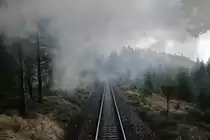 Mysteriös wirkt die Fahrt rauf auf den  Bloxberg . Die Plattform des letzten Wagens ist einer der beliebtesten Plätze im Zug auf den Brocken. Die Aufnahme aus P8931 (Wernigerode - Brocken) entstand kurz hinter dem Bahnübergang der Brockenstraße hinter Schierke.

Brockenbahn, 18. Dezember 2016
