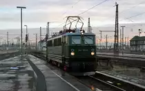 Am Morgen des 04.02.17 rangiert 242 001 der MTEG in Leipzig; die Rangierfreigabe wurde bereits erteilt. Sie bespannte an diesem Tag einen Sonderzug nach Dresden.