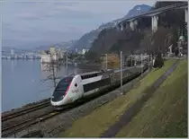 Das Warten hat sich gelohnt: pünktlich fährt der TGV Lyria 9263 von Paris Gare de Lyon nach Brig beim Château de Chillon vorbei. Das TGV de Neige Zugspaar 9263/9272 fährt noch jeden Samstag bis zum 4 März. Ob die Verbindung auch später, im baldigen ETCS-Zeitalter angeboten wird, wage ich jedoch zu bezweifeln.
11. Feb. 2017