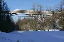 Auf der Glattbrücke zwischen Gossau und Flawil befindet sich der von St. Gallen kommende und nach Lausanne fahrende ICN 1528 (28.01.2017).