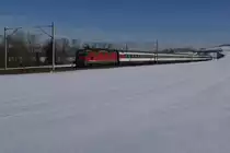 Der von Re 4/4 II 11195 gezogene IR 2271 von St. Gallen nach Basel fährt an dem zwischen Gossau und Flawil stehenden Fotografen vorbei (28.01.2017).