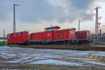 In Stralsund  abgestellter Schneepflug Bauart Meiningen mit der Lok 212 347. - 09.02.2017 - Aufgenommen am Wohnhaus Bahnweg 1.

