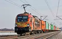 Die ES 64-U2-072 donnert in Niedermünchsdorf mit einem Containerzug nordwärts.Bild vom 11.2.2017
