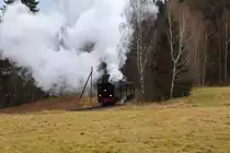 Scheinanfahrt von 99 5901 mit IG HSB-Sonderzug am Nachmittag des 07.02.2016 zwischen Mägdesprung und Sternhaus-Ramberg. (Bild 2) Wenn man sich die Dampfwolke anschaut, kann man in etwa nachvollziehen, wie schwer die Lok an dieser starken Steigung mit ihren vier Wagen zu kämpfen hat!